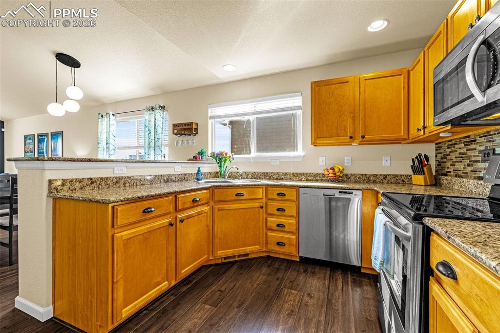 Image 8 of 50: Kitchen