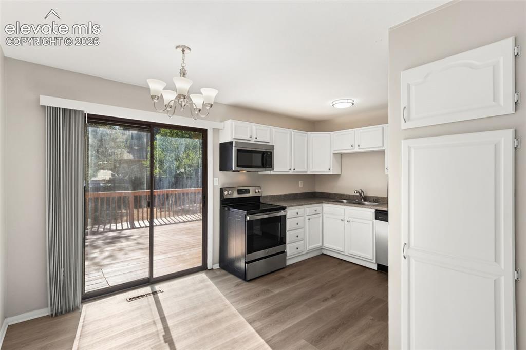 Image 12 of 35: Dining Area