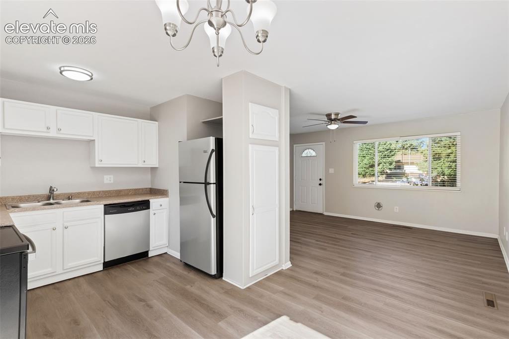 Image 7 of 35: Family Room