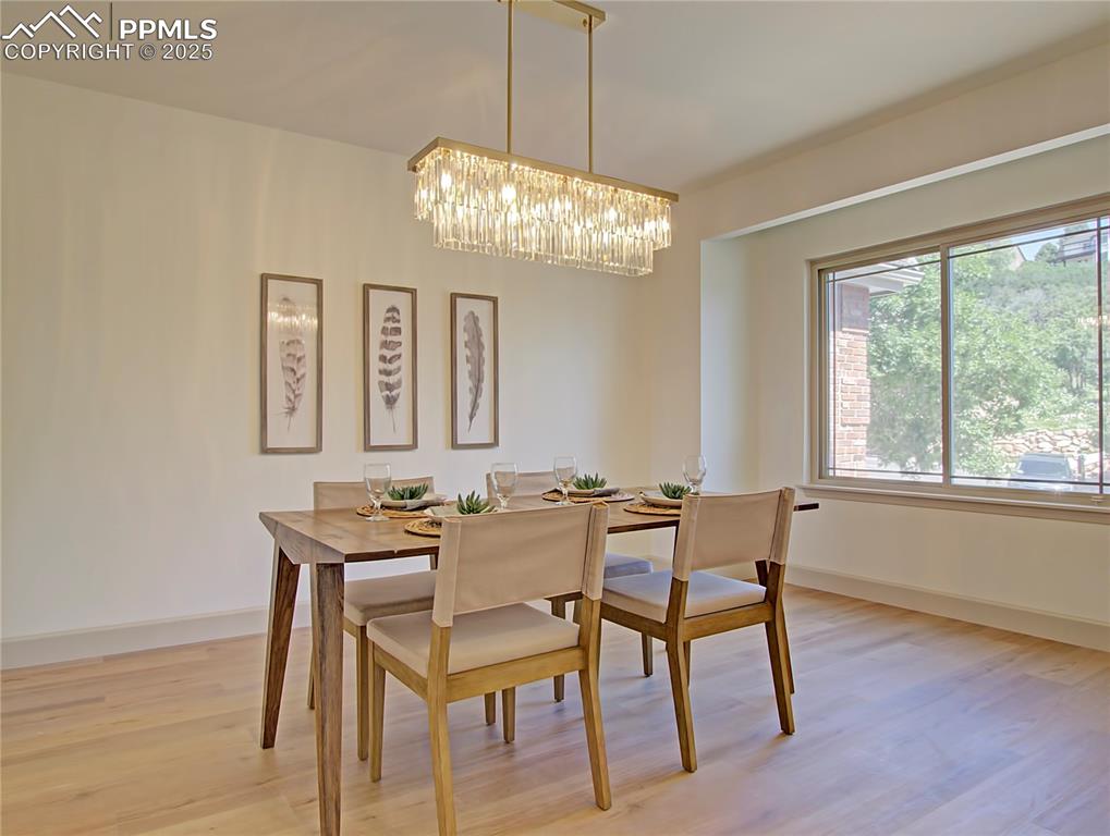 Image 8 of 50: Dining Room