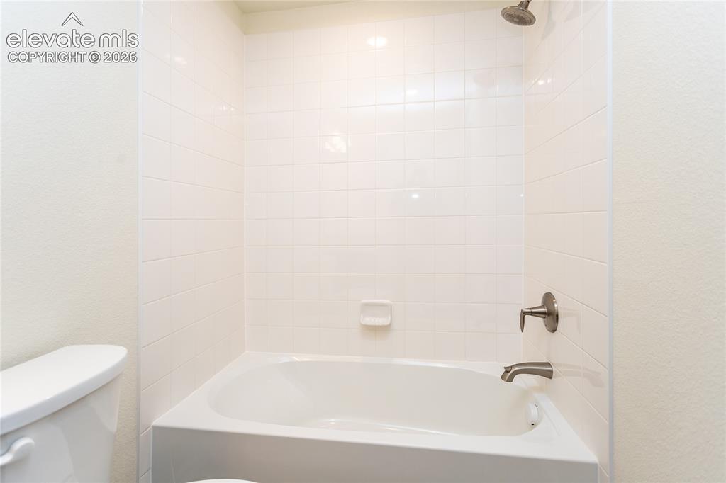 Image 20 of 28: Bathroom