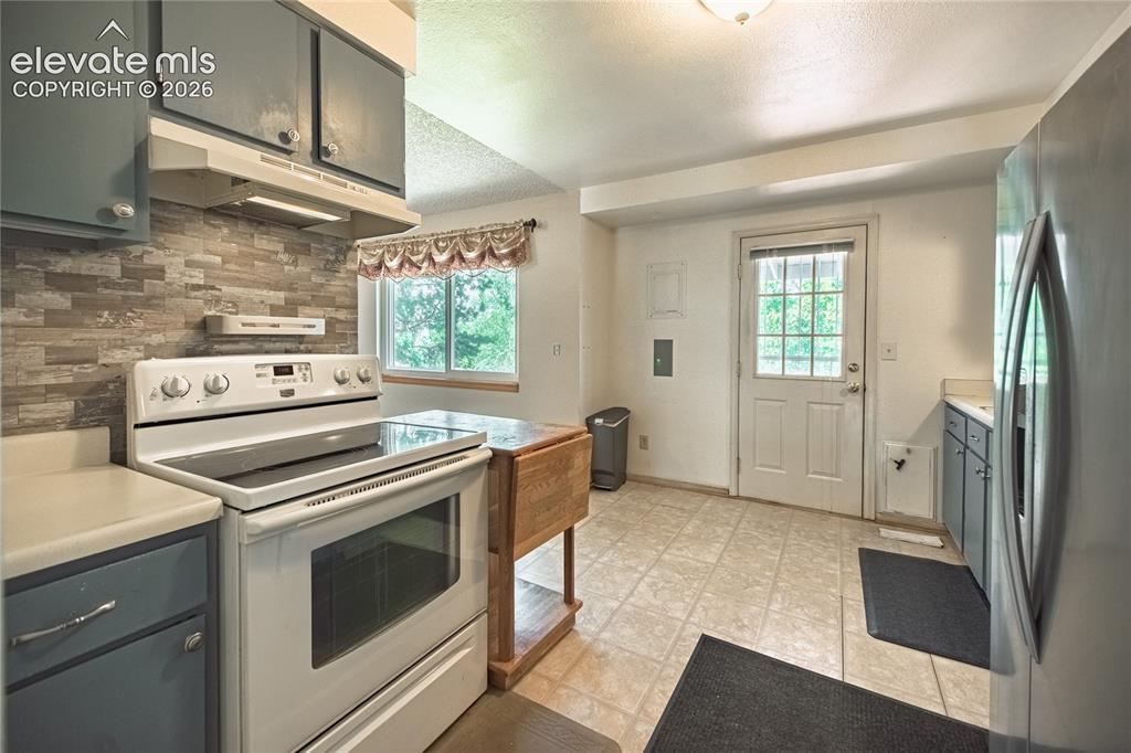 Image 13 of 46: Kitchen