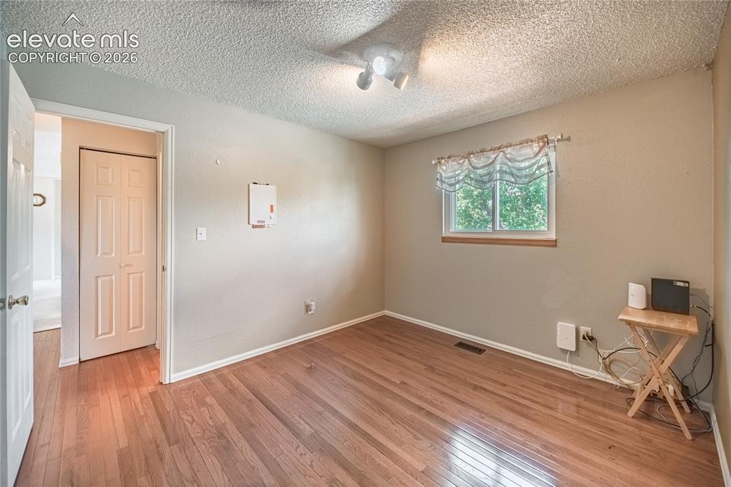 Image 19 of 46: Bedroom