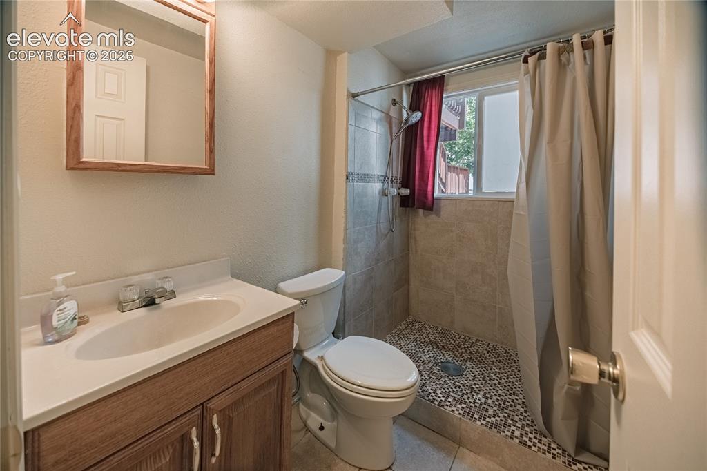 Image 33 of 46: Bathroom