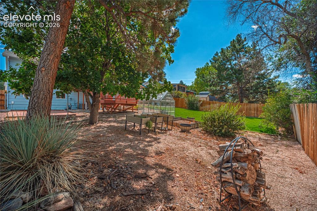 Image 34 of 46: Yard