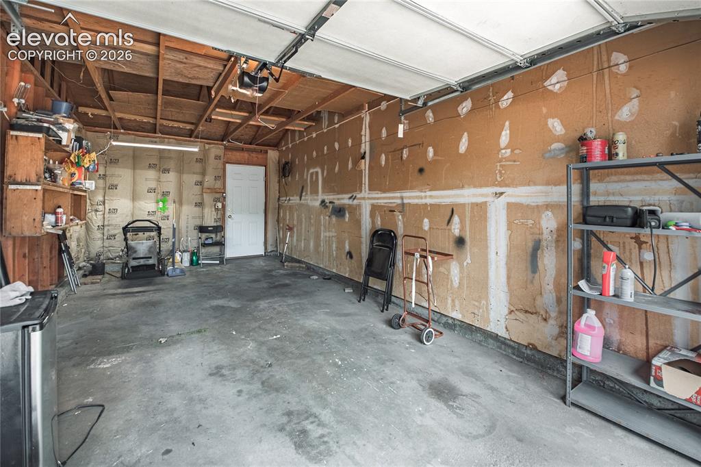 Image 44 of 46: Garage