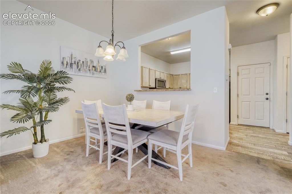 Image 3 of 11: Dining Area