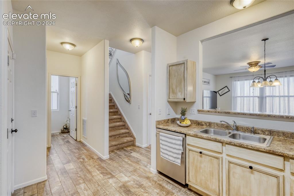 Image 5 of 11: Kitchen