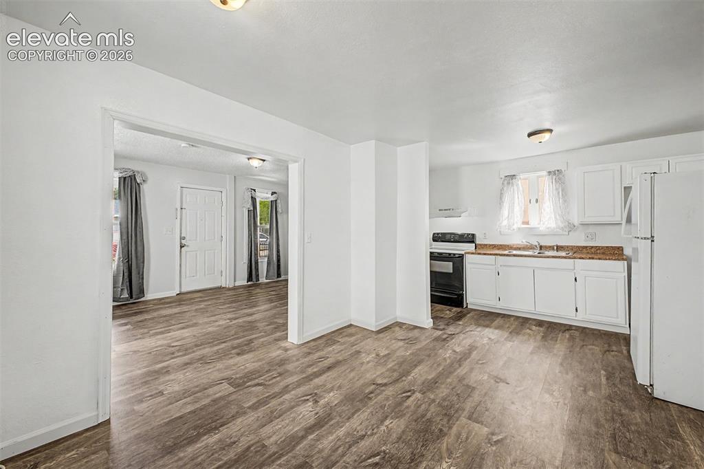 Image 10 of 27: Kitchen