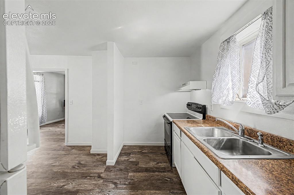 Image 14 of 27: Kitchen