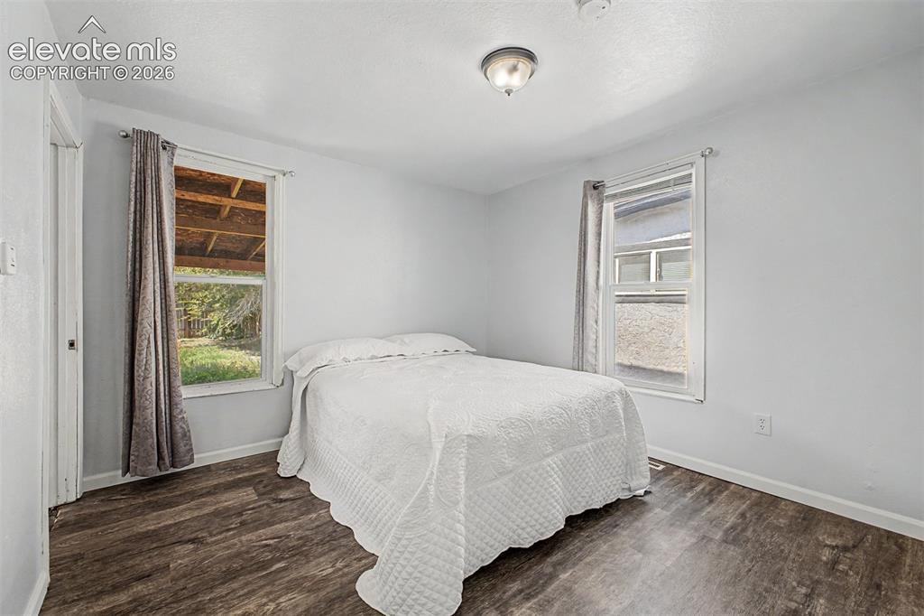 Image 15 of 27: Bedroom
