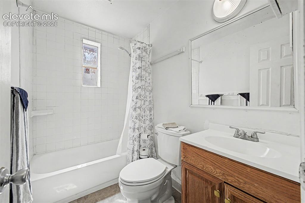 Image 18 of 27: Bathroom
