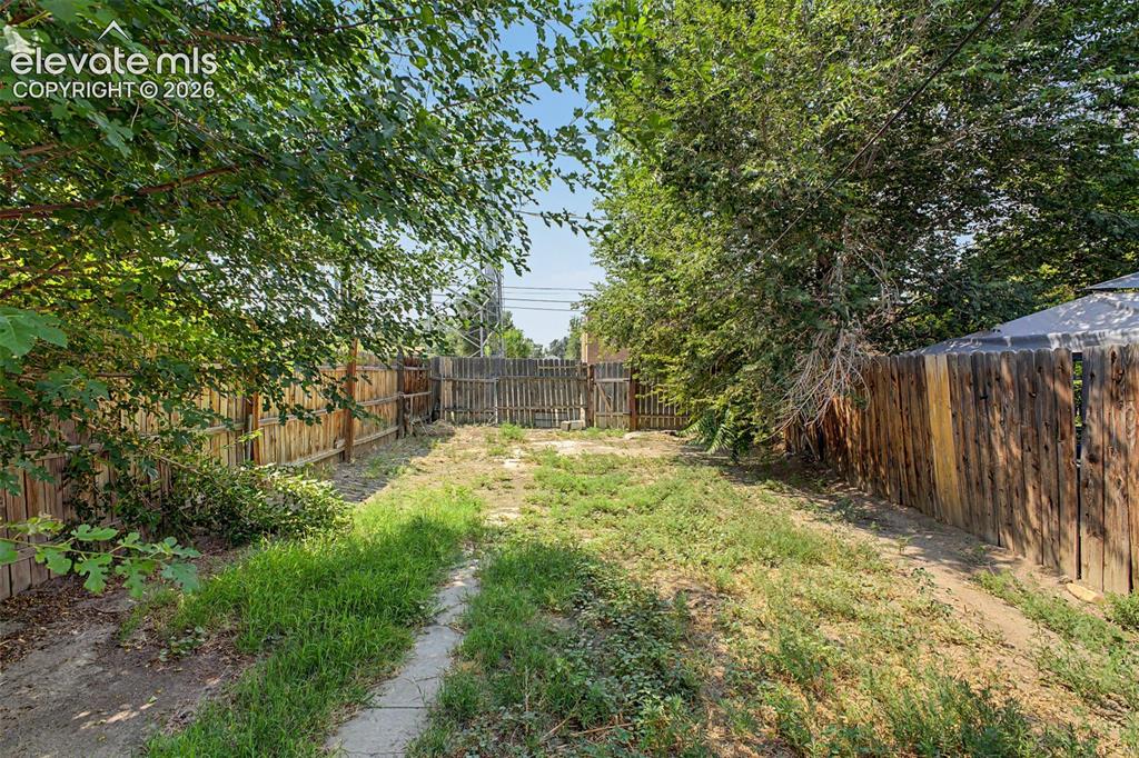 Image 24 of 27: Yard