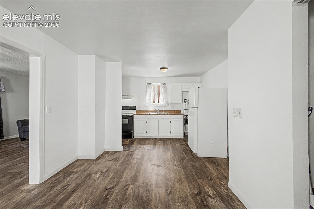 Image 9 of 27: Kitchen