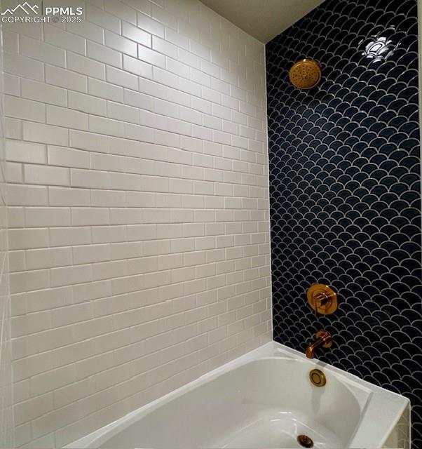 Image 11 of 14: Bathroom