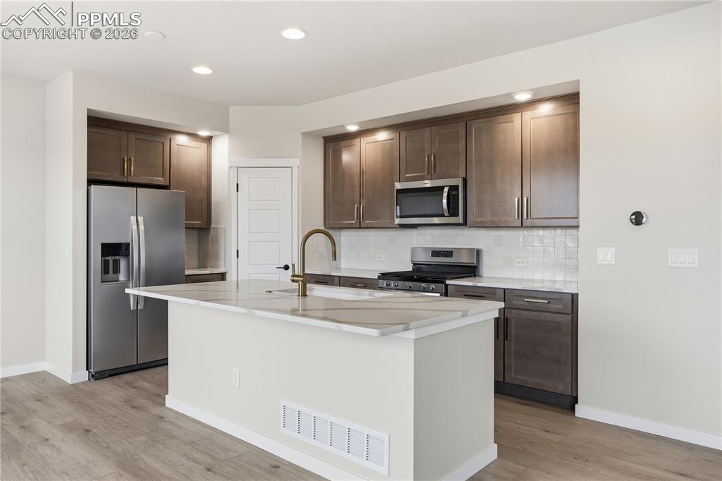 Image 25 of 33: Kitchen