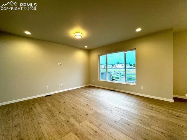 Image 5 of 14: Living Room