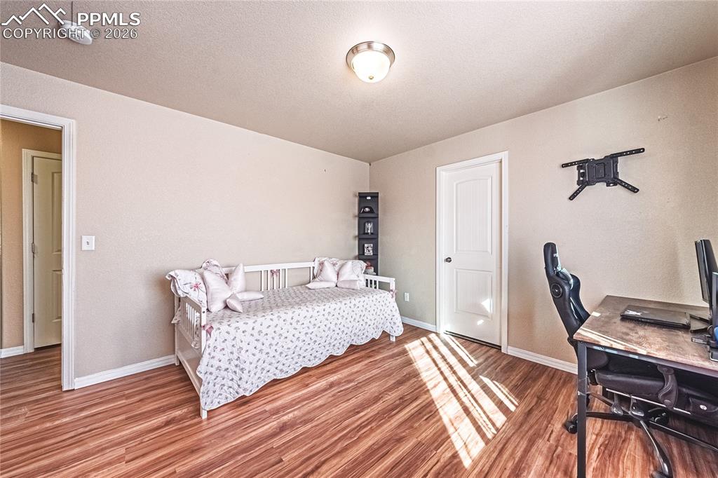 Image 23 of 26: Bedroom