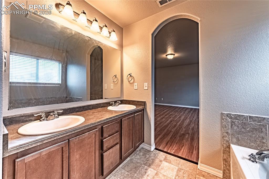 Image 27 of 36: Bathroom