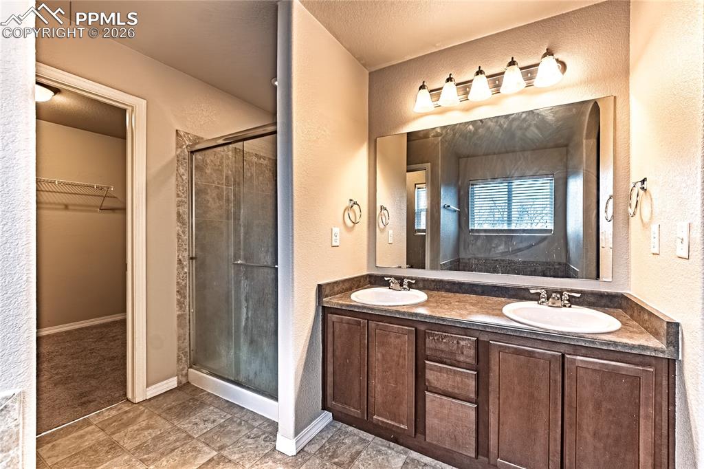 Image 28 of 36: Bathroom