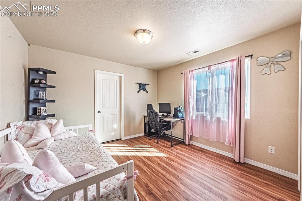 Image 33 of 36: Bedroom