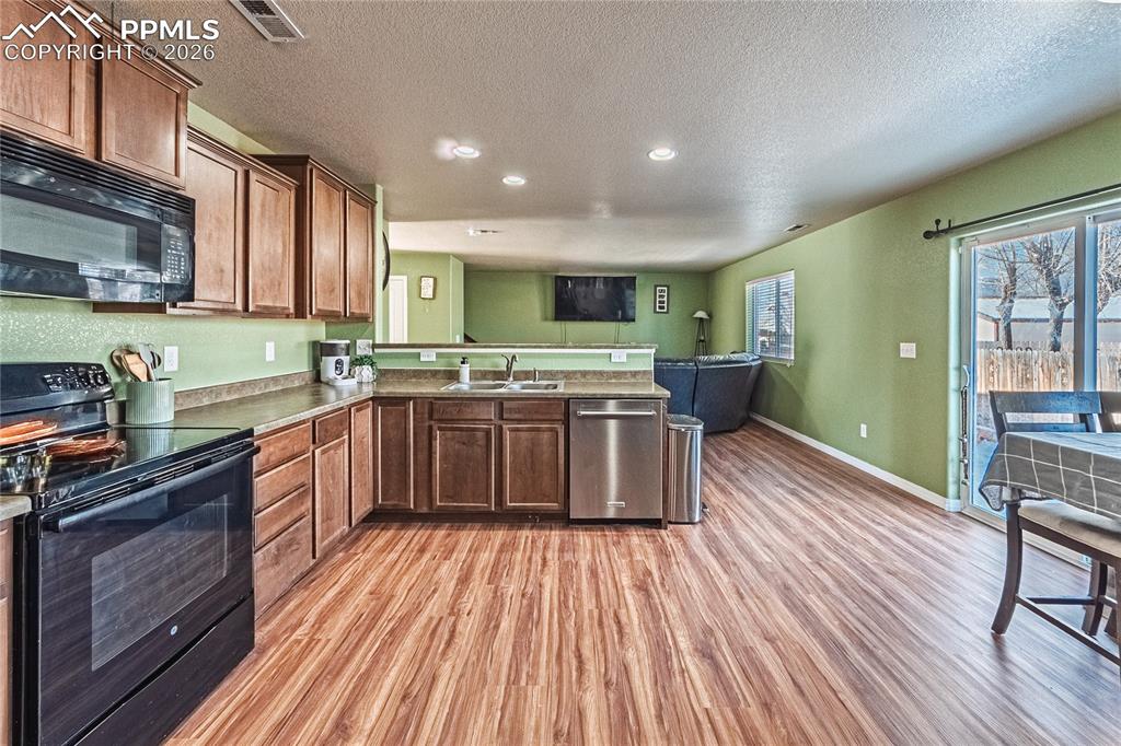 Image 7 of 26: Kitchen