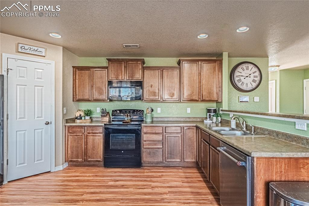 Image 9 of 26: Kitchen