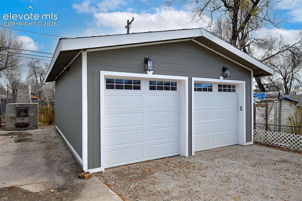 Image 17 of 22: Garage