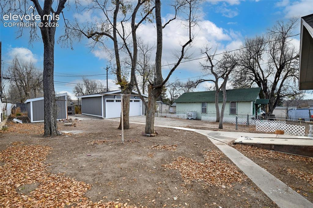 Image 18 of 22: Yard