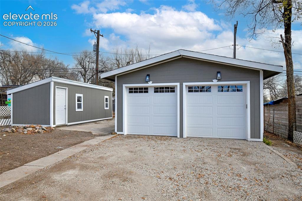 Image 2 of 22: Garage