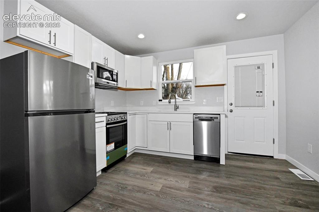 Image 4 of 22: Kitchen