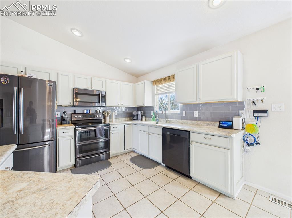 Image 10 of 40: Kitchen