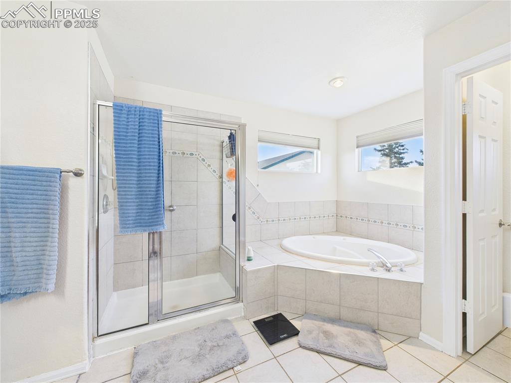 Image 17 of 40: Bathroom