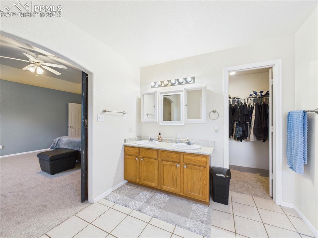 Image 18 of 40: Bathroom