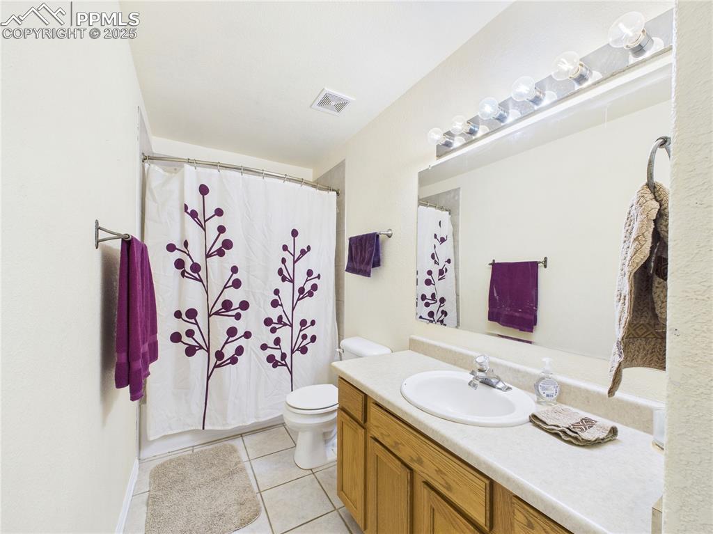 Image 21 of 40: Bathroom