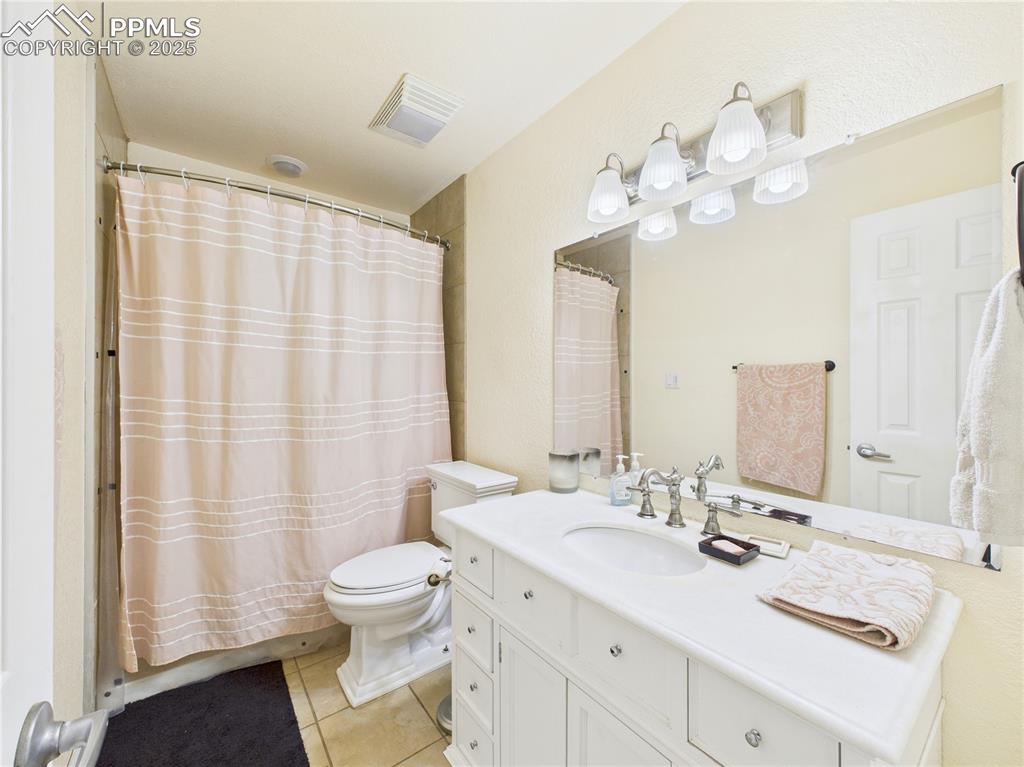 Image 32 of 40: Bathroom