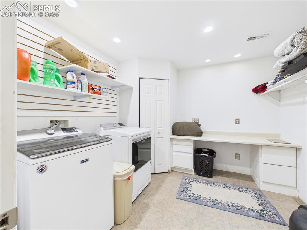 Image 33 of 40: Laundry