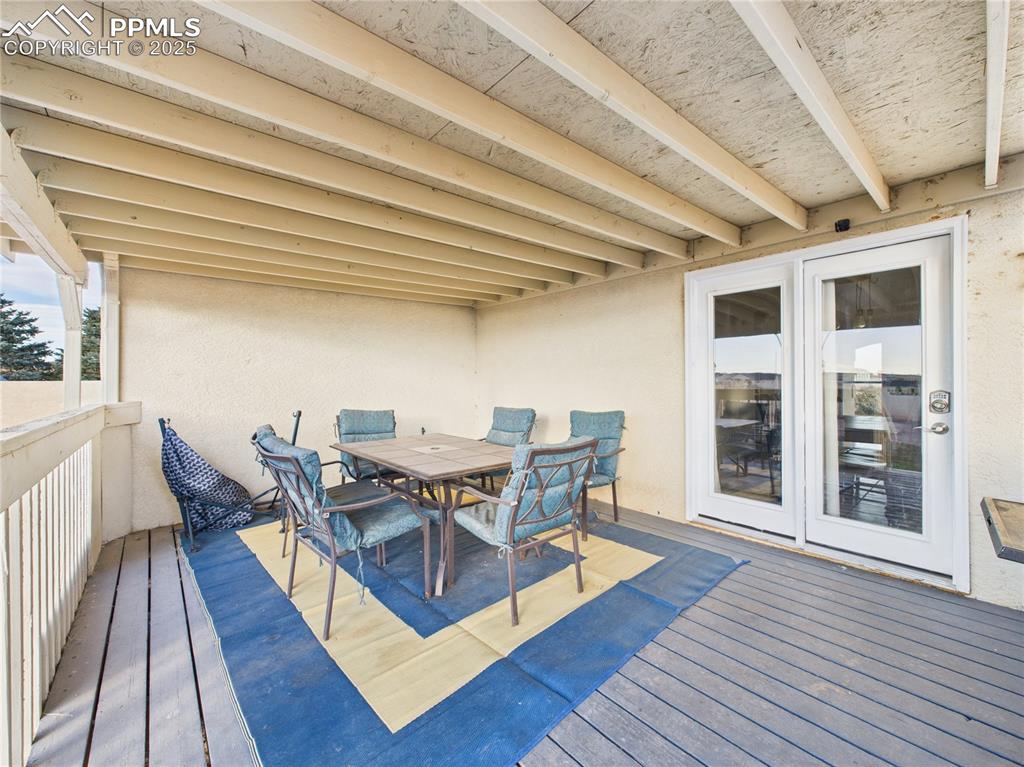 Image 35 of 40: Deck