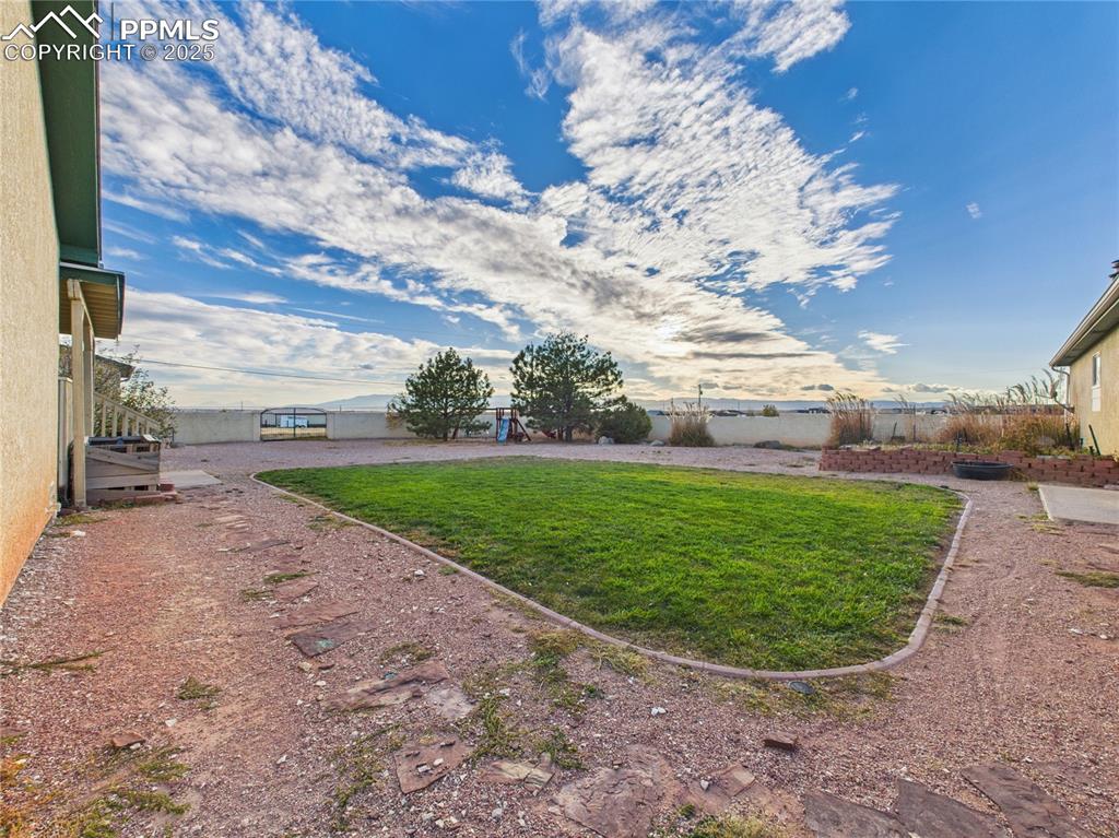 Image 37 of 40: Yard