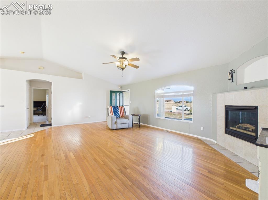 Image 7 of 40: Sitting Room