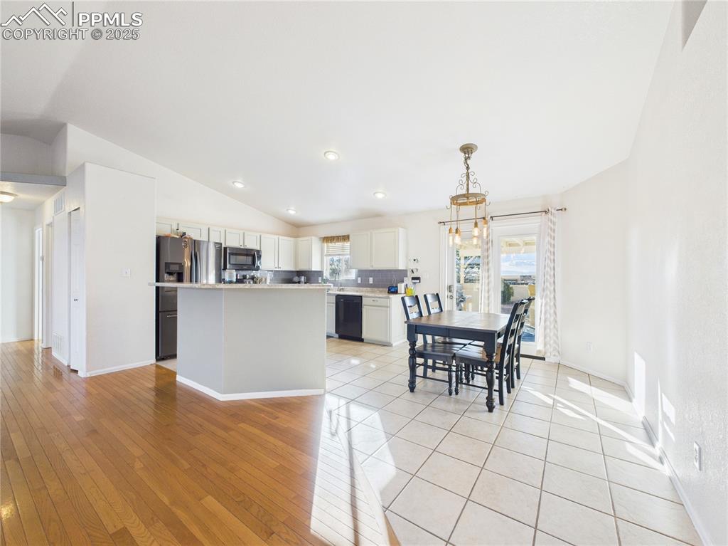 Image 8 of 40: Kitchen