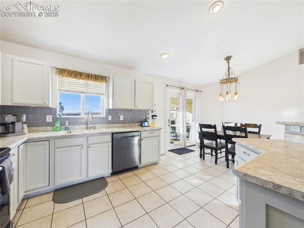 Image 9 of 40: Kitchen