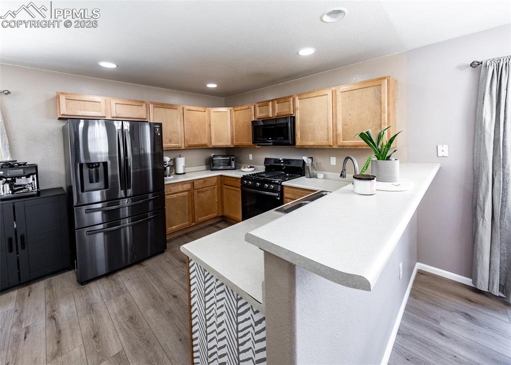 Image 14 of 40: Kitchen