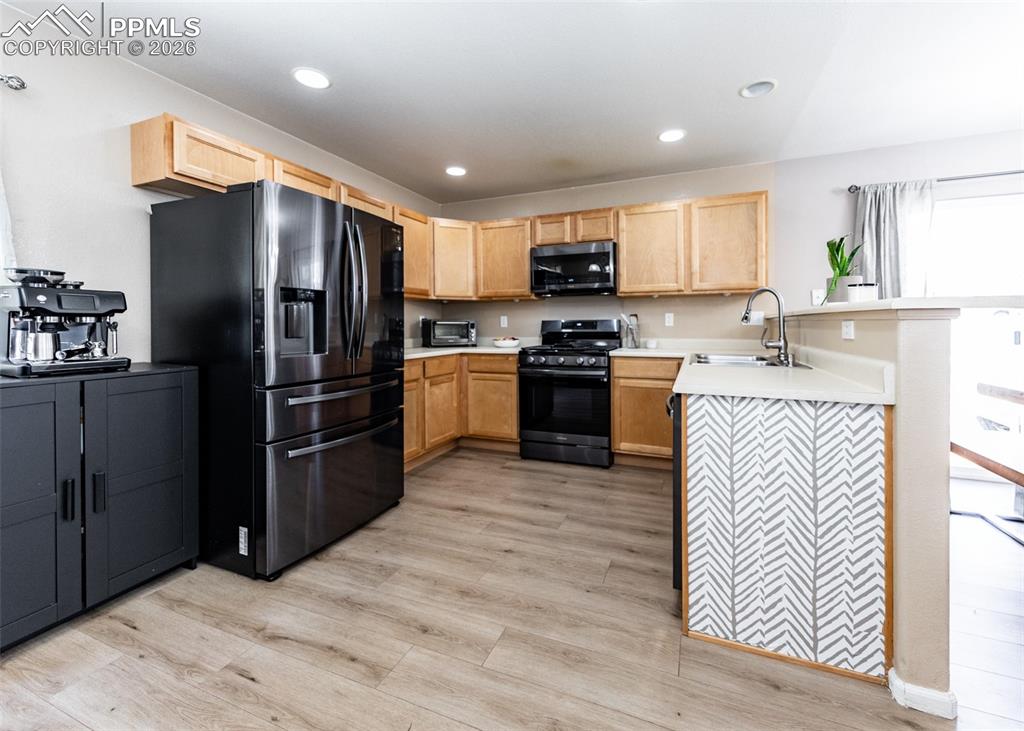 Image 15 of 40: Kitchen