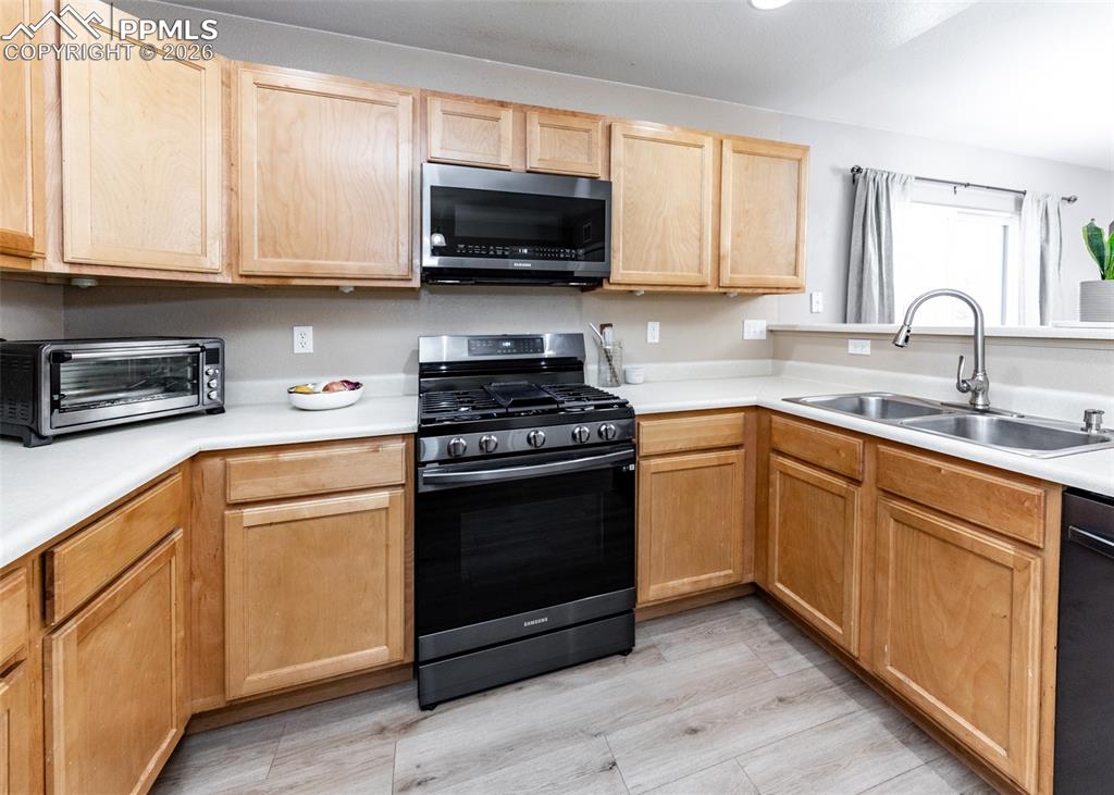 Image 16 of 40: Kitchen