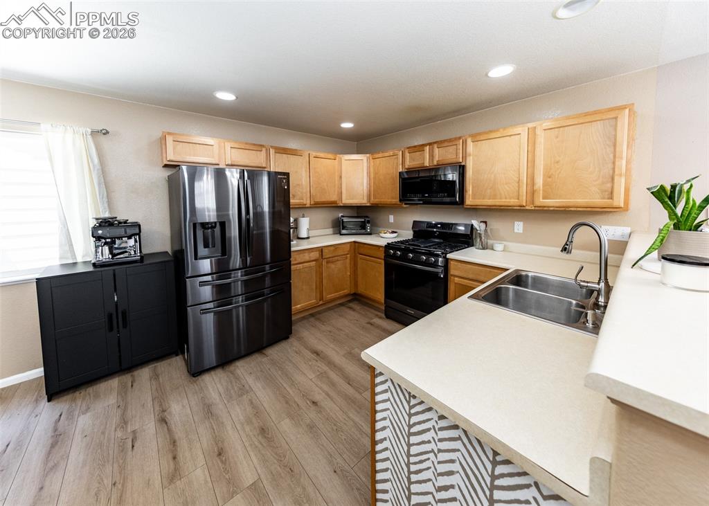 Image 17 of 40: Kitchen