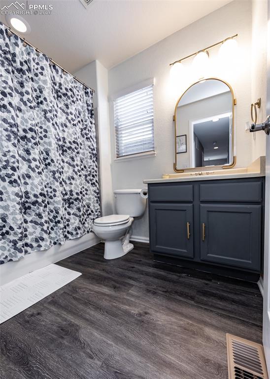 Image 32 of 40: Bathroom