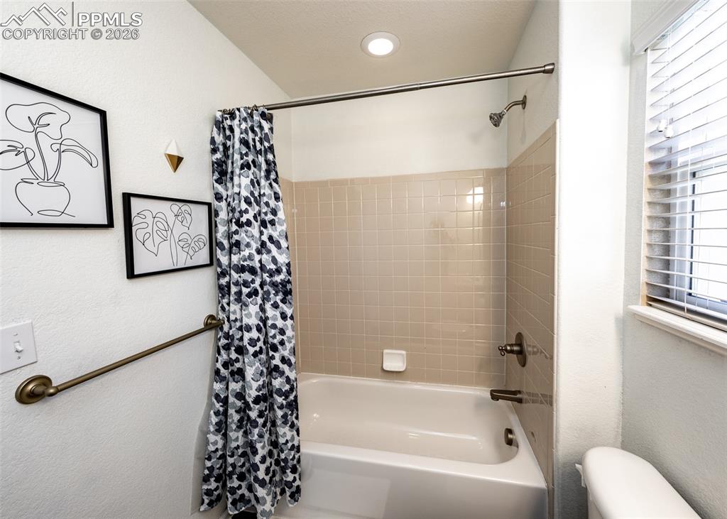 Image 33 of 40: Bathroom