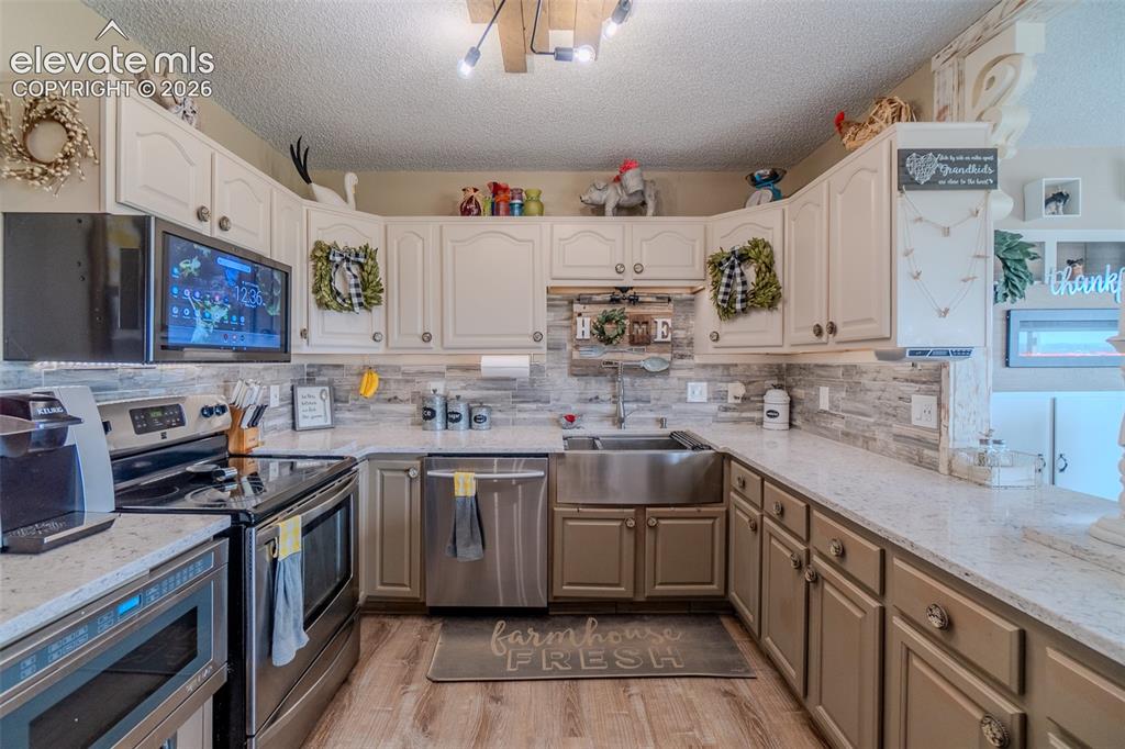 Image 10 of 46: Kitchen