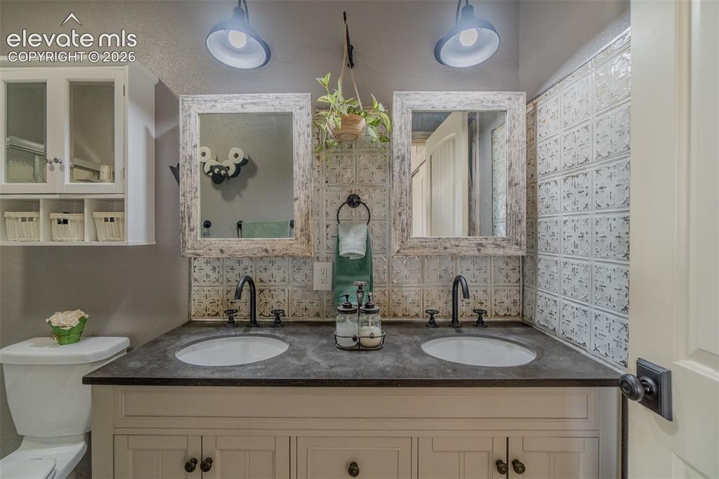 Image 19 of 46: Bathroom